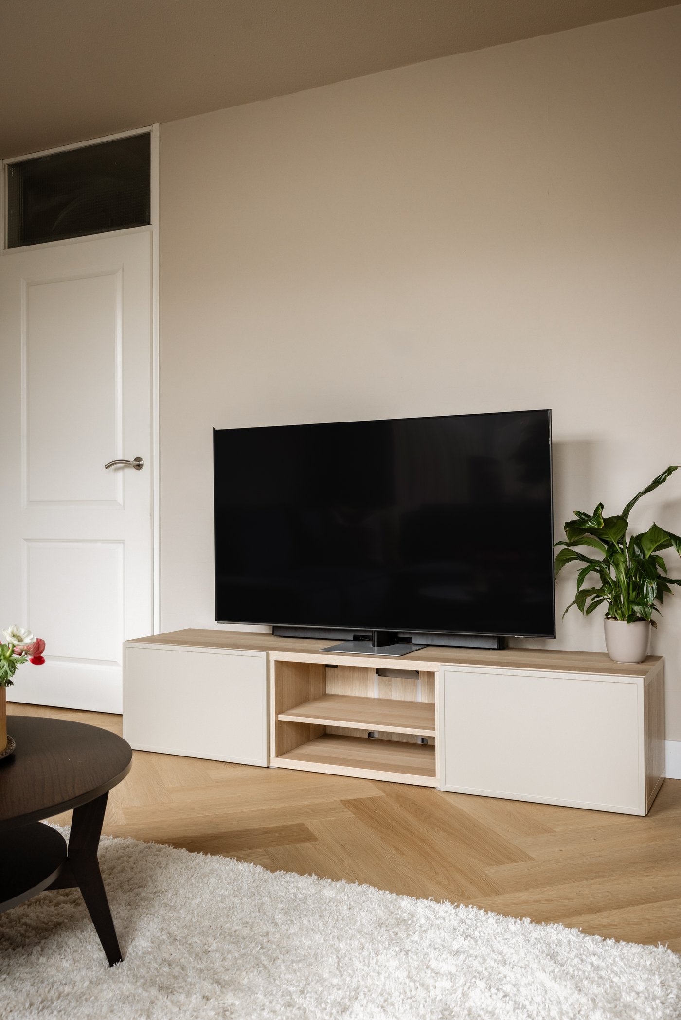 Beige BESTÅ tv-meubel.