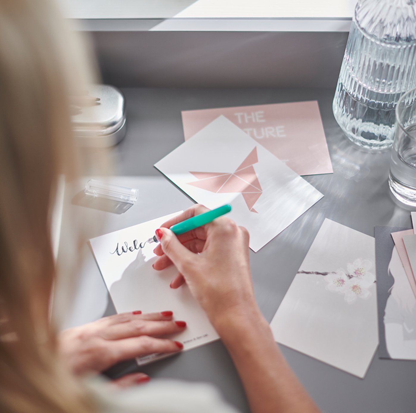 Una vita in rosa Cartolina artistica YLLEVAD nell'ufficio di casa