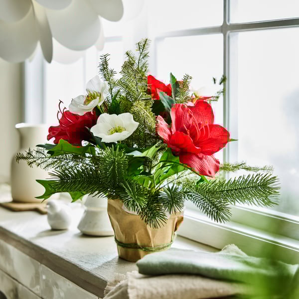 An in/outdoor arrangement/red white VINTERFINT artificial potted plant