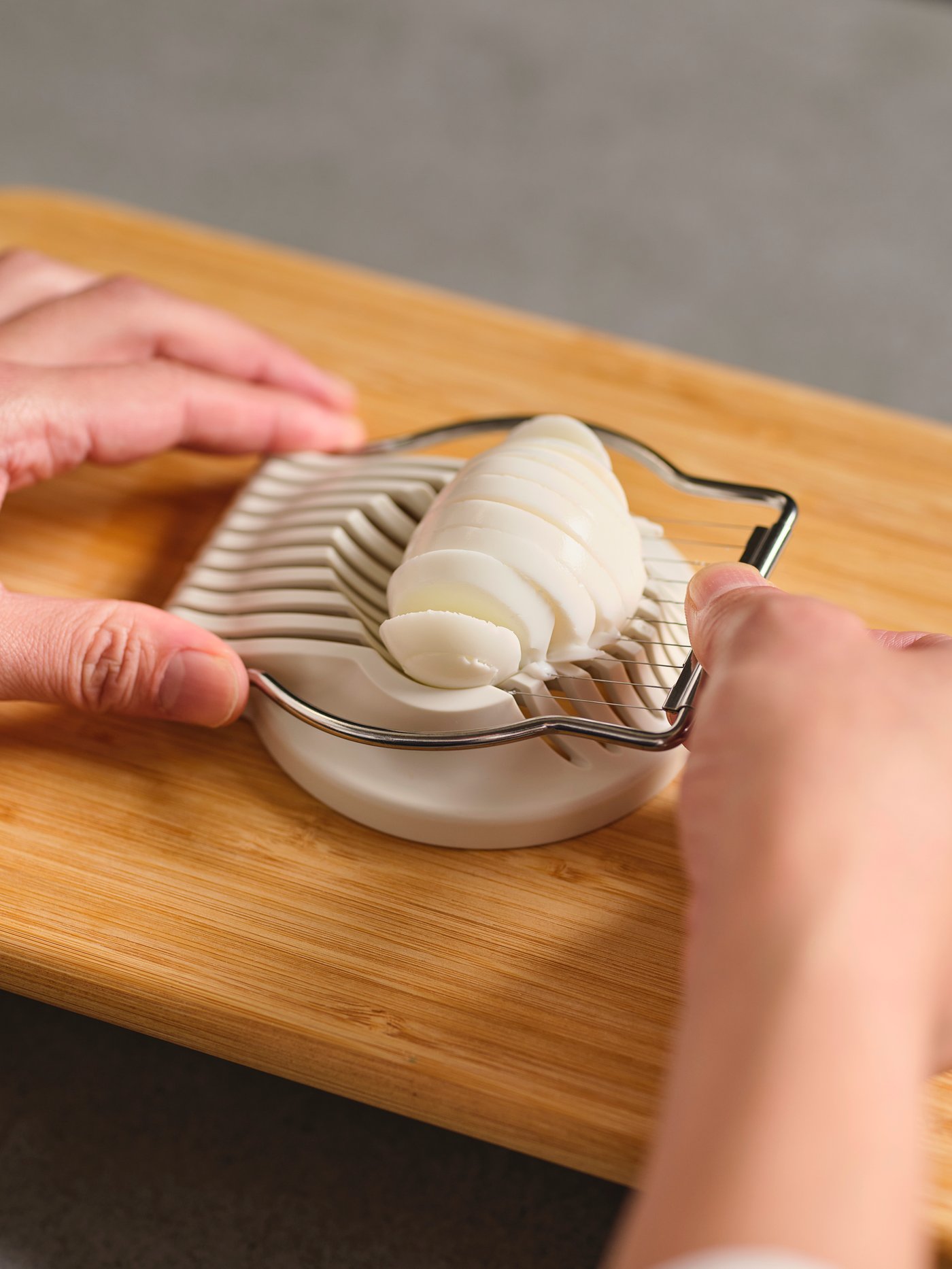 삶은 달걀을 자르는