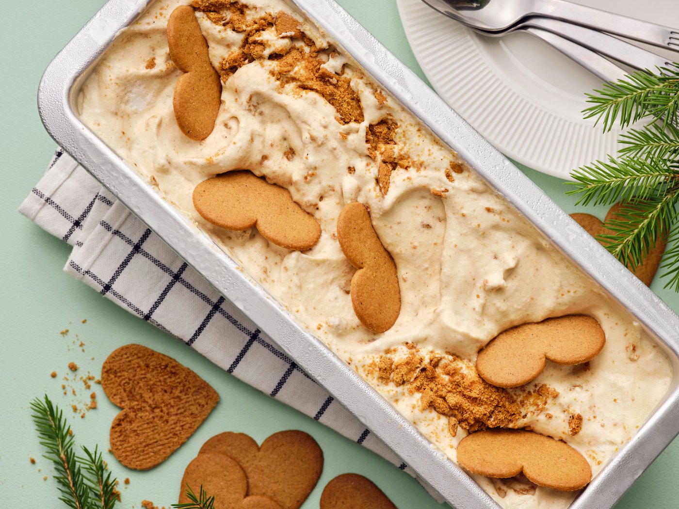 Uno stampo con all'interno del gelato con dei biscotti allo zenzero VINTERSAGA.