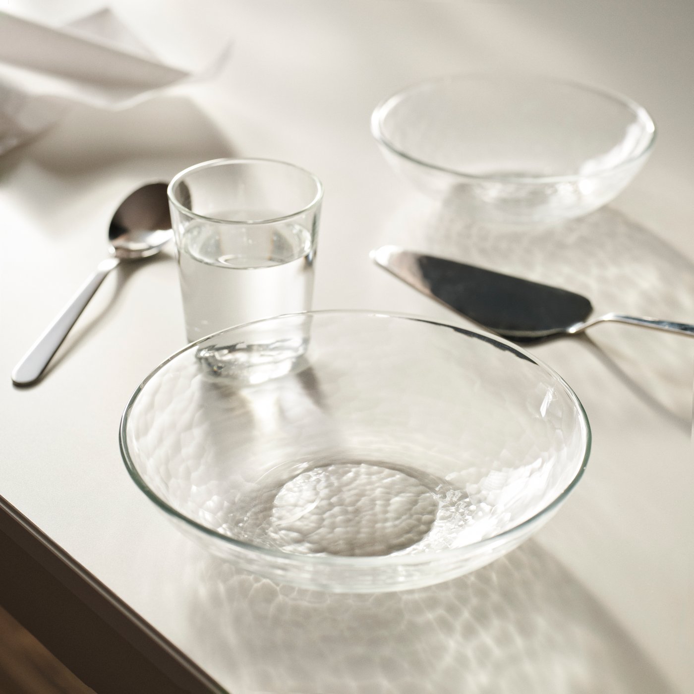 A glass/transparent STRANDKRABBA bowl