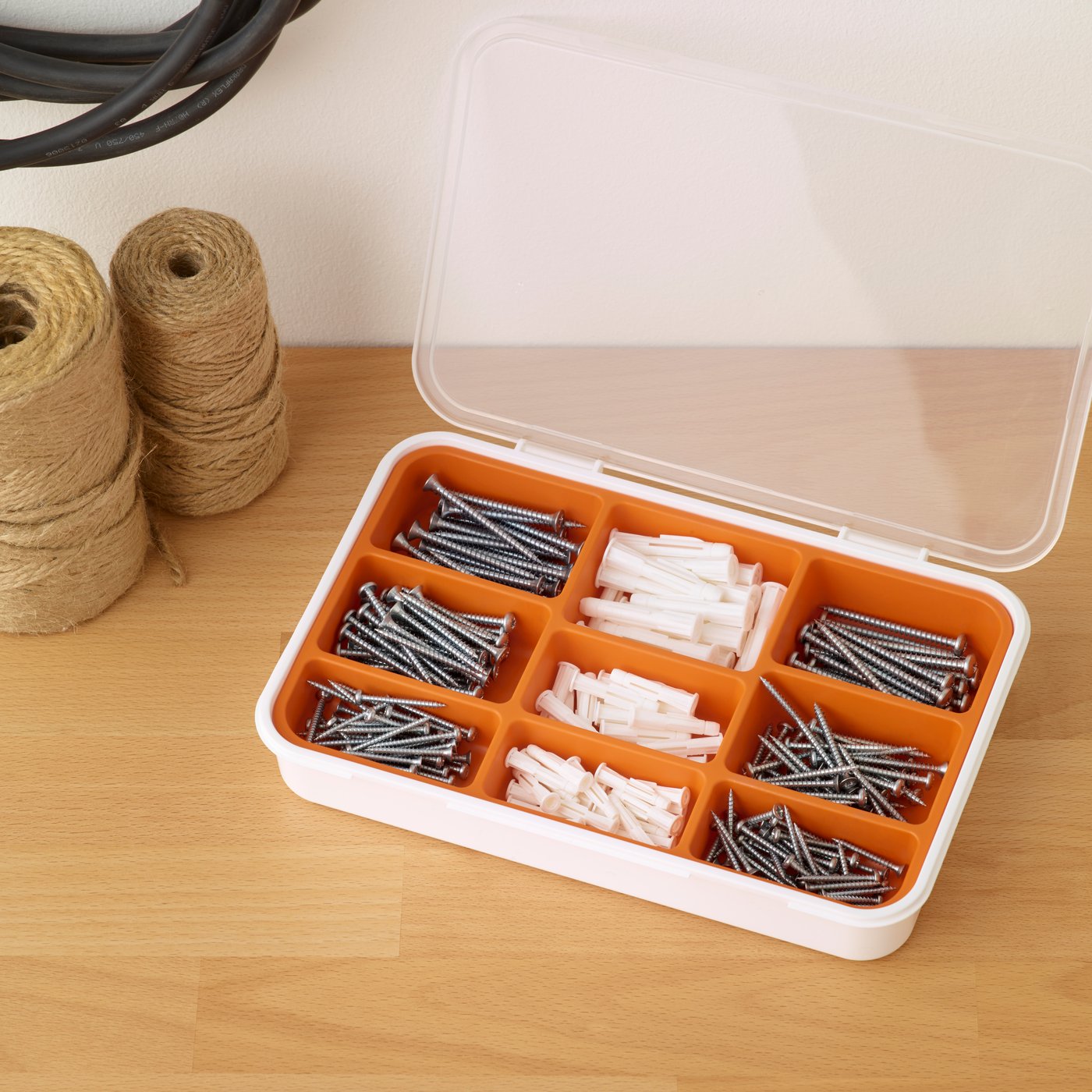 Una caja con tornillos