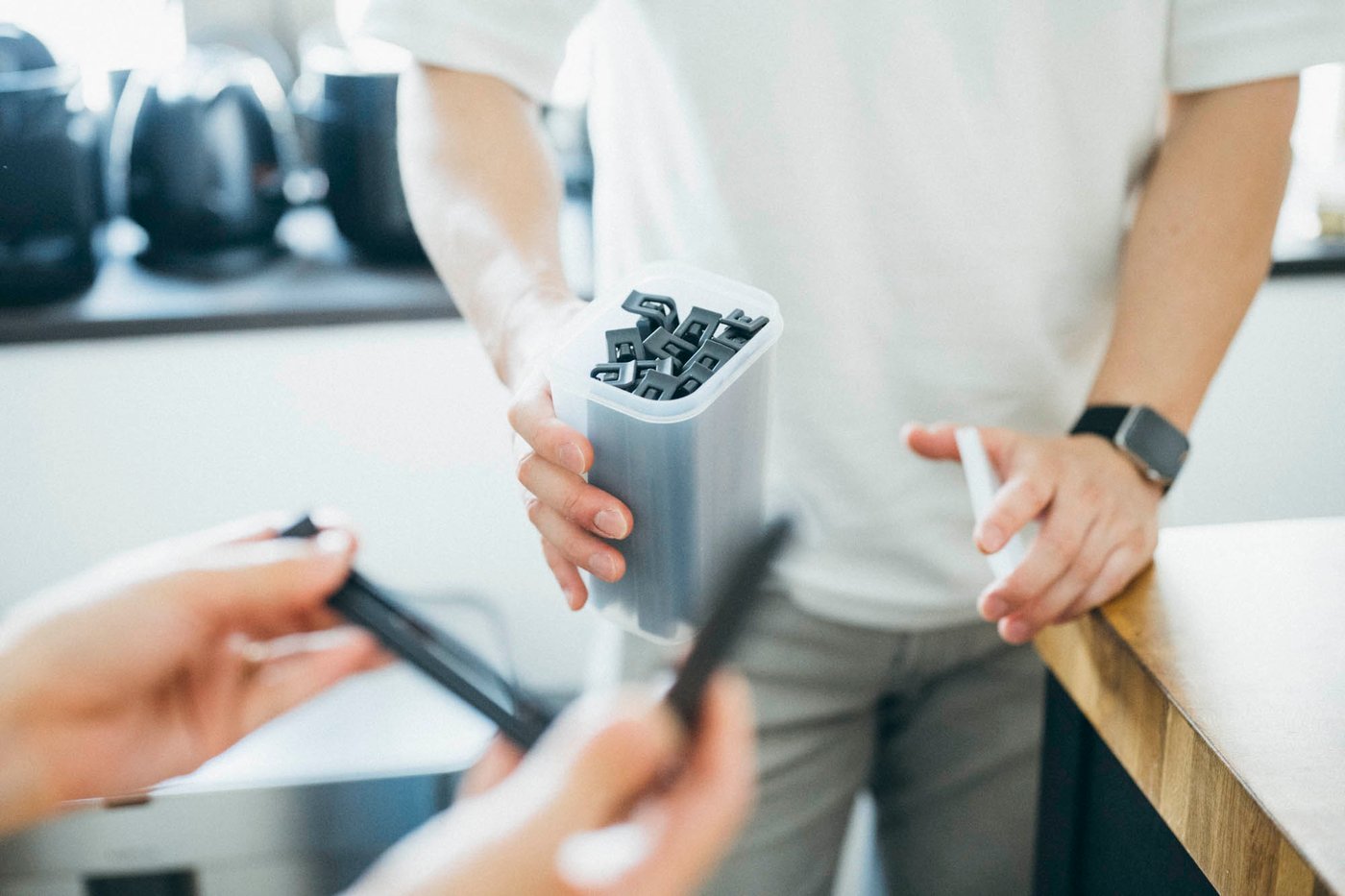 袋止めクリップも黒で部屋のデザインとマッチさせている。