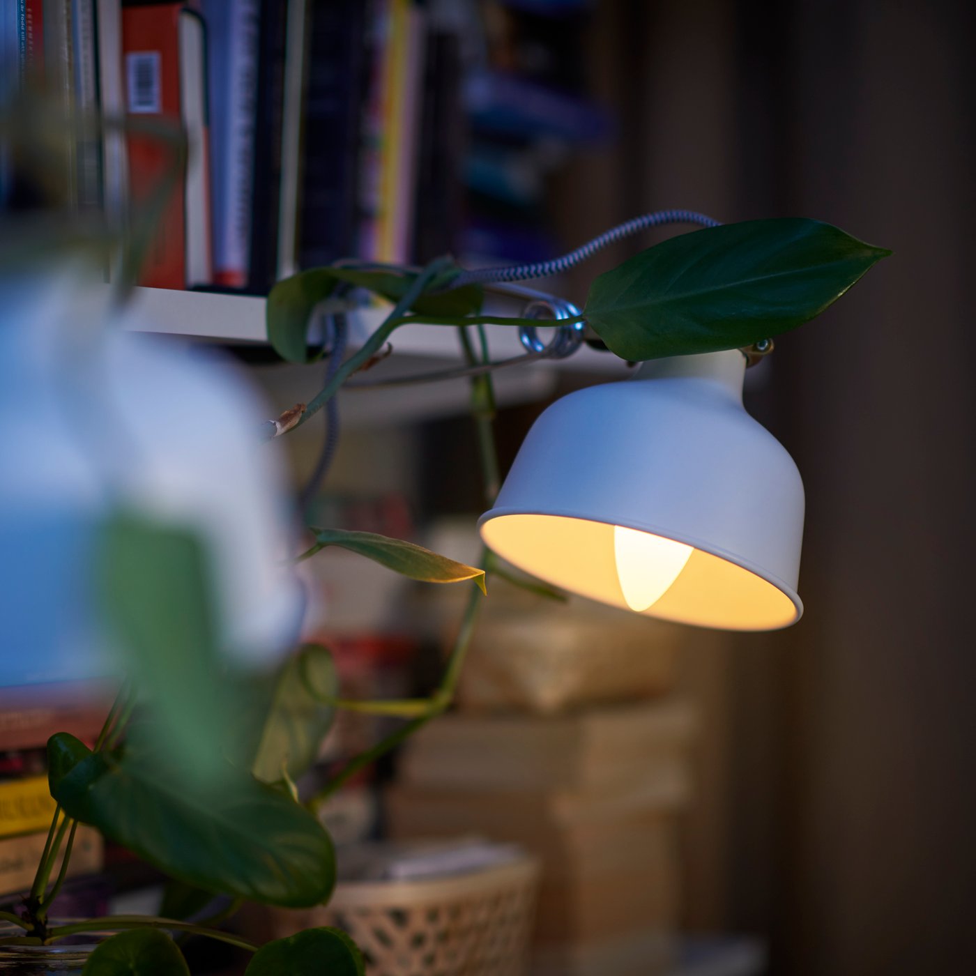 A smart wireless dimmable/white spectrum chandelier TRÅDFRI LED bulb E14 470 lumen