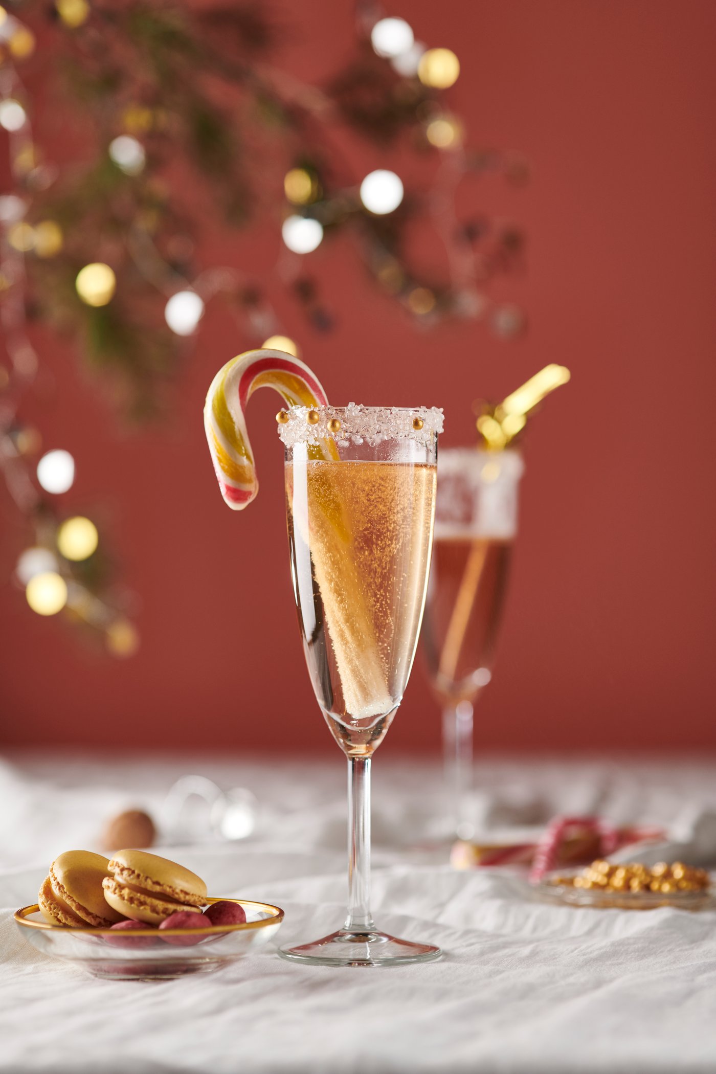 Ein STORSINTChampagnerglas aus klarem Glas gefüllt mit einem Getränk und einer Zuckerstange