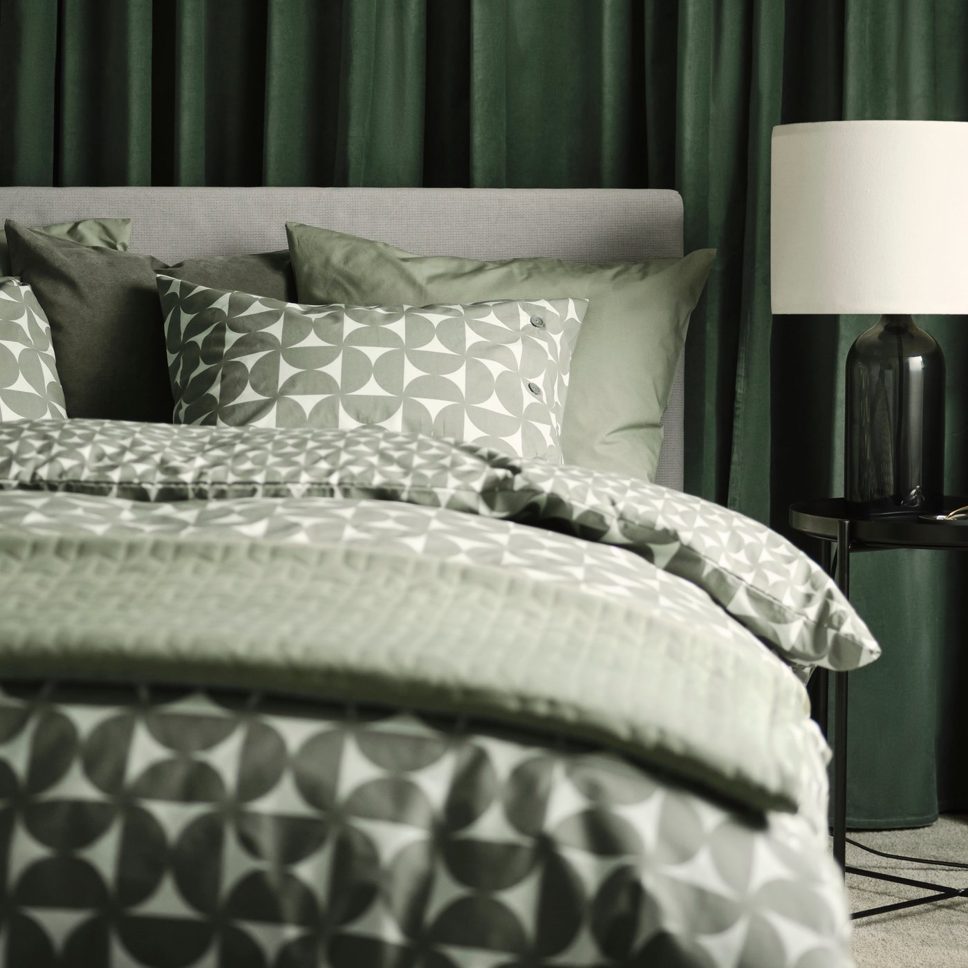 Čalouněná postel GLADSTAD se čtyřmi úložnými díly a šedozeleným povlečením ÄNGSNEJLIKA.