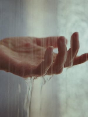 Scener skifter mellem et barn, der tager et bad, og en ældre person, der tager et brusebad, begge bruger BÄSINGEN tilbehør som hjælp.