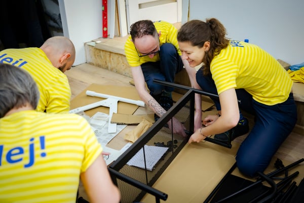Pracownicy IKEA składający meble
