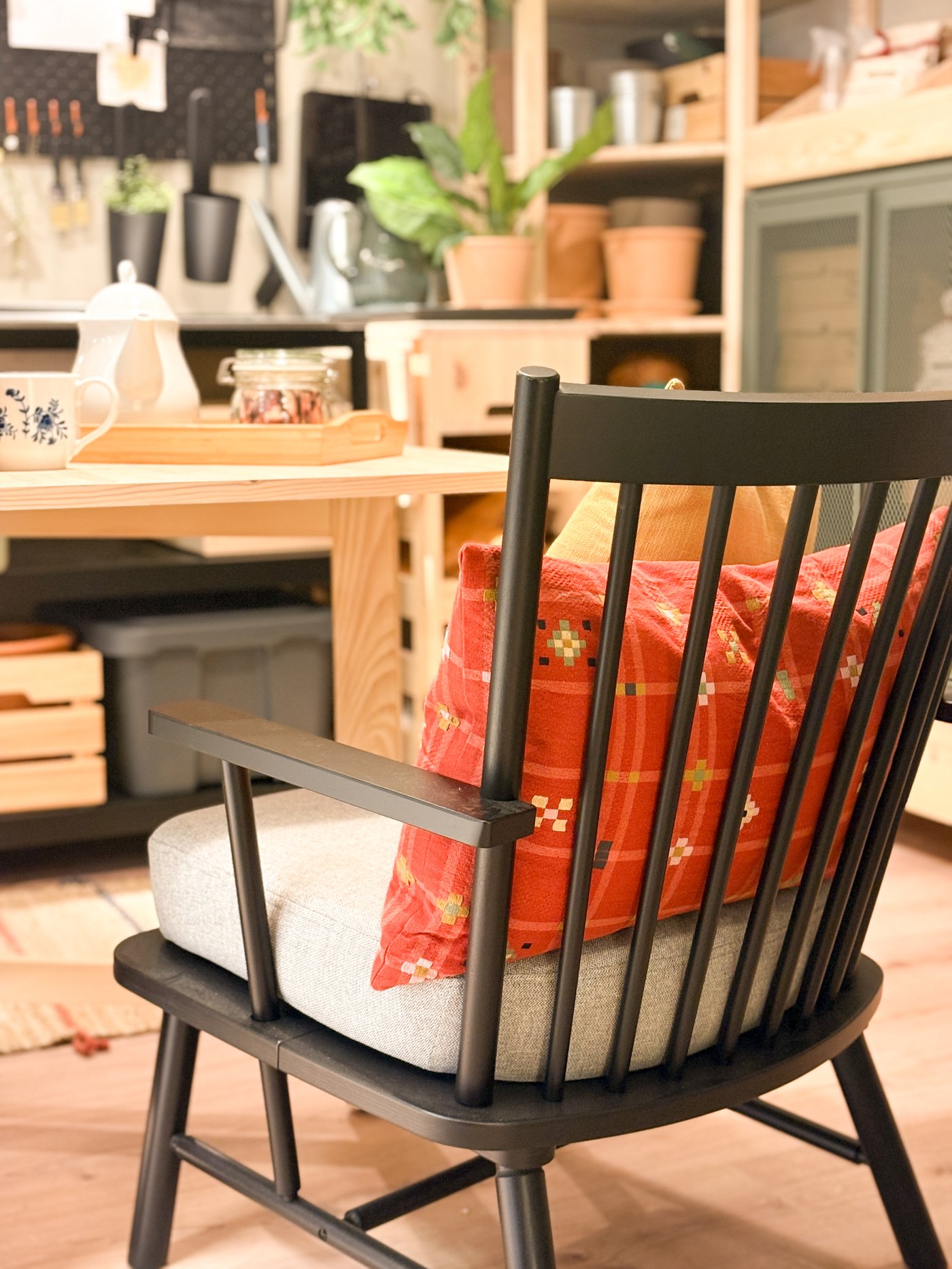 Ein Stuhl in einem Raum mit einem Tisch und Regalen im Hintergrund