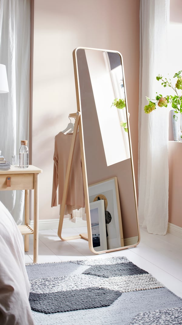 A handmade grey KOLLUND rug, flatwoven in the bedroom