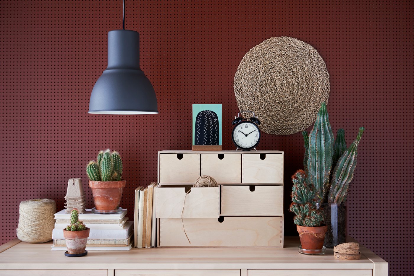 Un horloge DEKAD noir dans le bureau à la maison