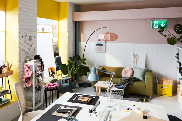 Spazio di lavoro in casa con un mobile con ante a vetro BAGGEBO personalizzato con fiori artificiali SMYCKA.