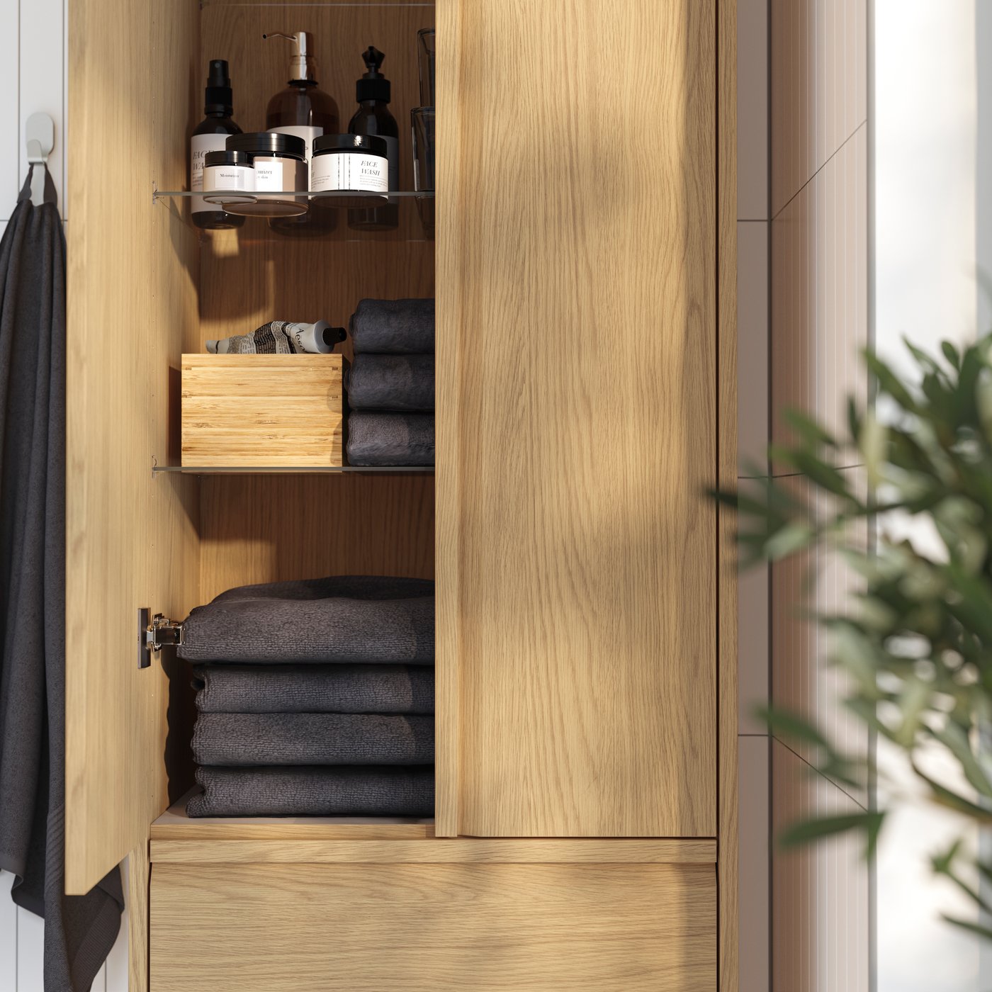 Ein hoher Schrank ÄNGSJÖN in Eiche-Optik mit Türen/Schubladen