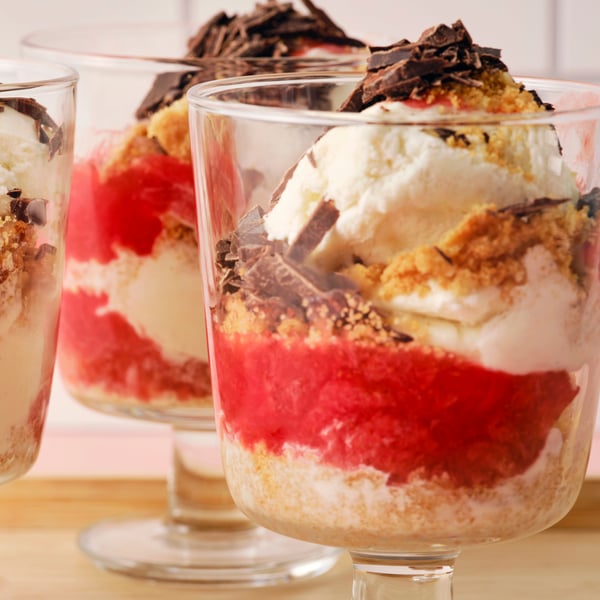 Glasses have pieces of dark chocolate, KAFFEREP biscuits with almonds, vanilla ice cream and VAGGSÅNG strawberry spread.