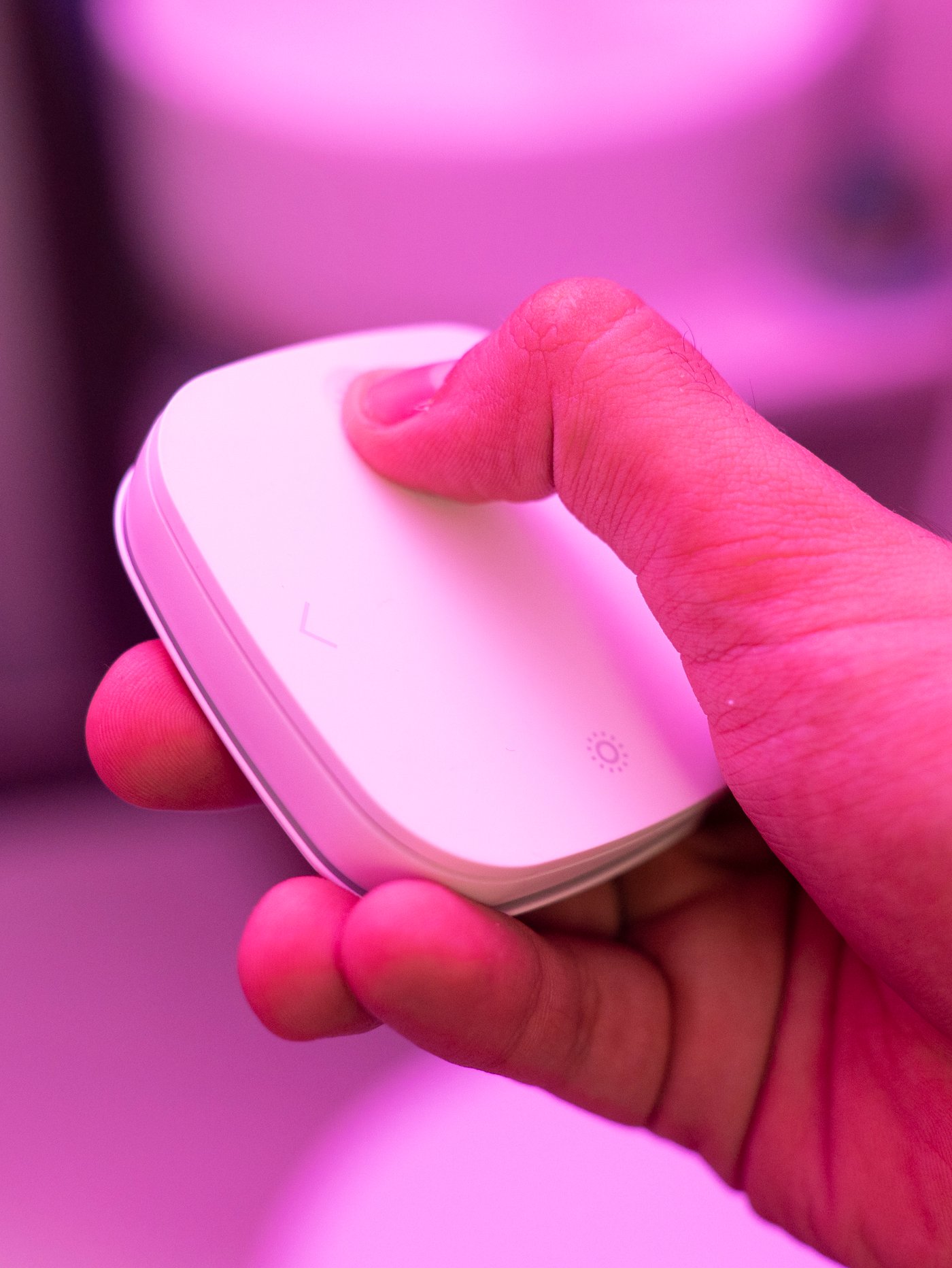 Stół z widocznym włącznikiem dla inteligentnego oświetlenia.