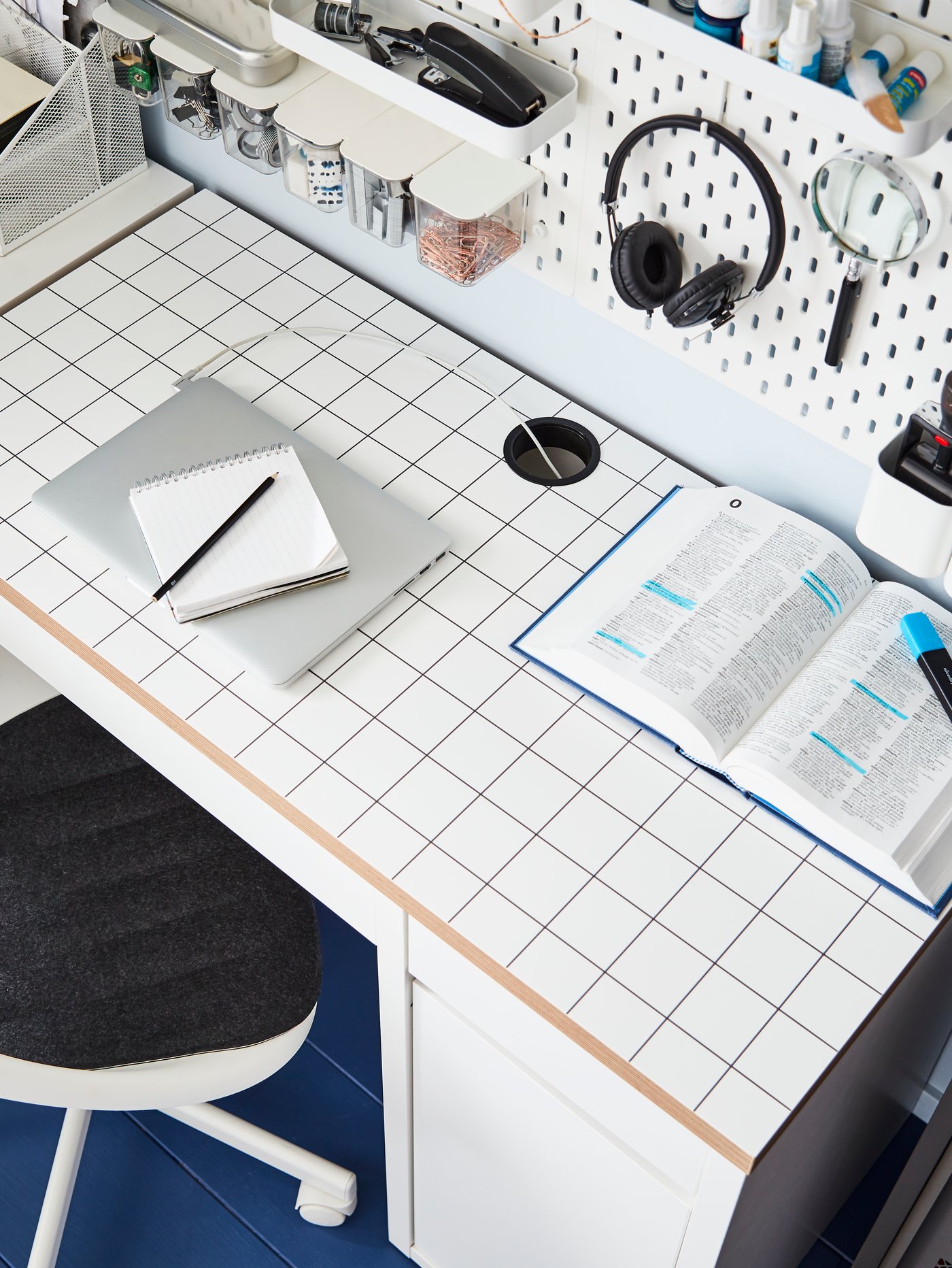 A white/anthracite MICKE desk in the home office