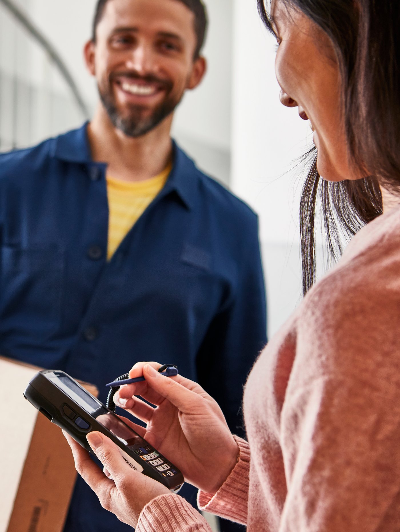 Homme en train de livrer un colis.