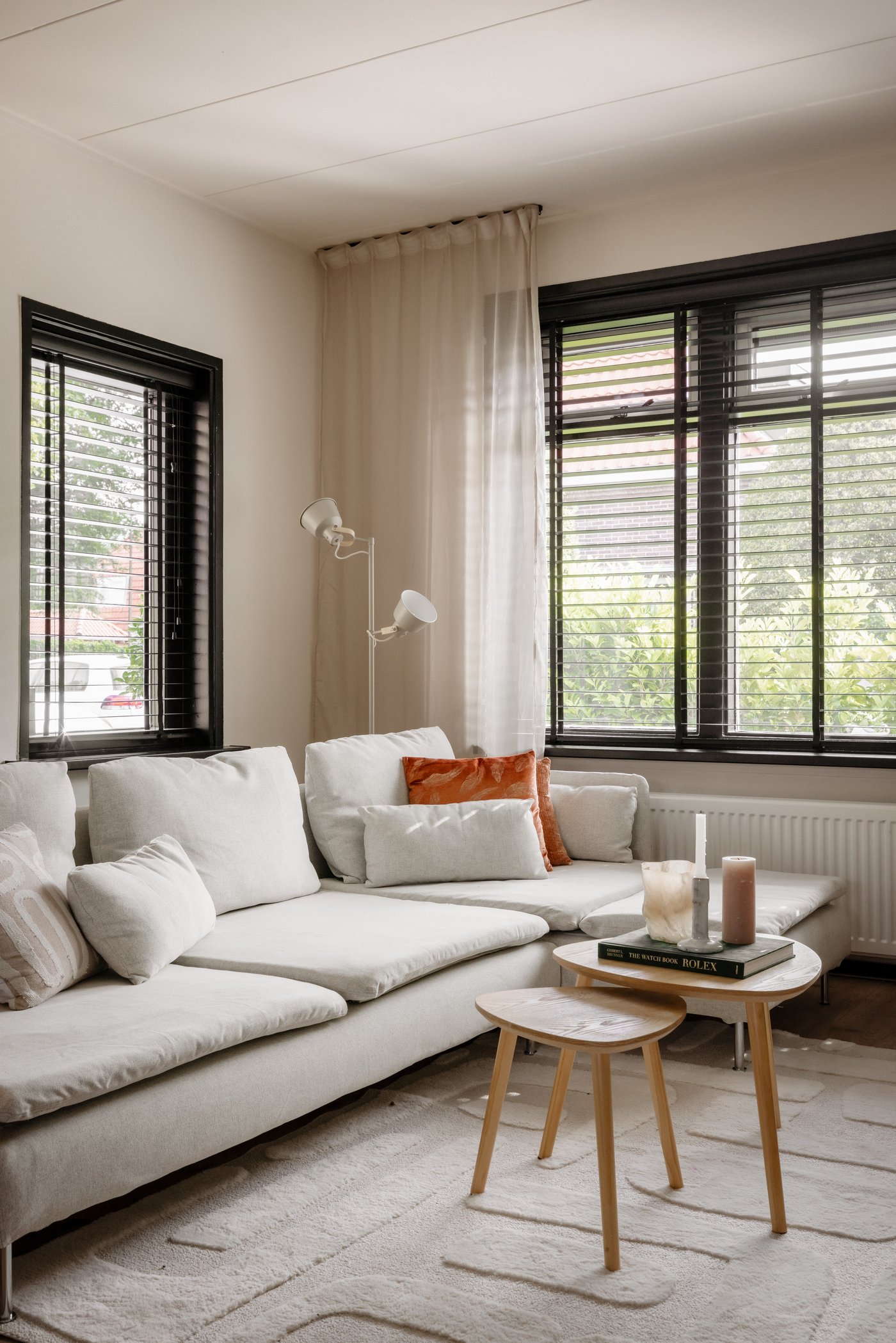 Woonkamer waarin een lichtbeige SÖDERHAMN 4-zitsbank met chaise longue staat.