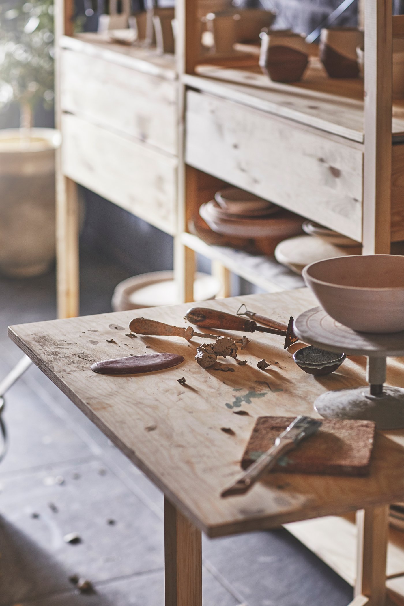 Dette ru snedkerværksted produceret i ru fyrretræ synes det er helt okay at blive beskidt.