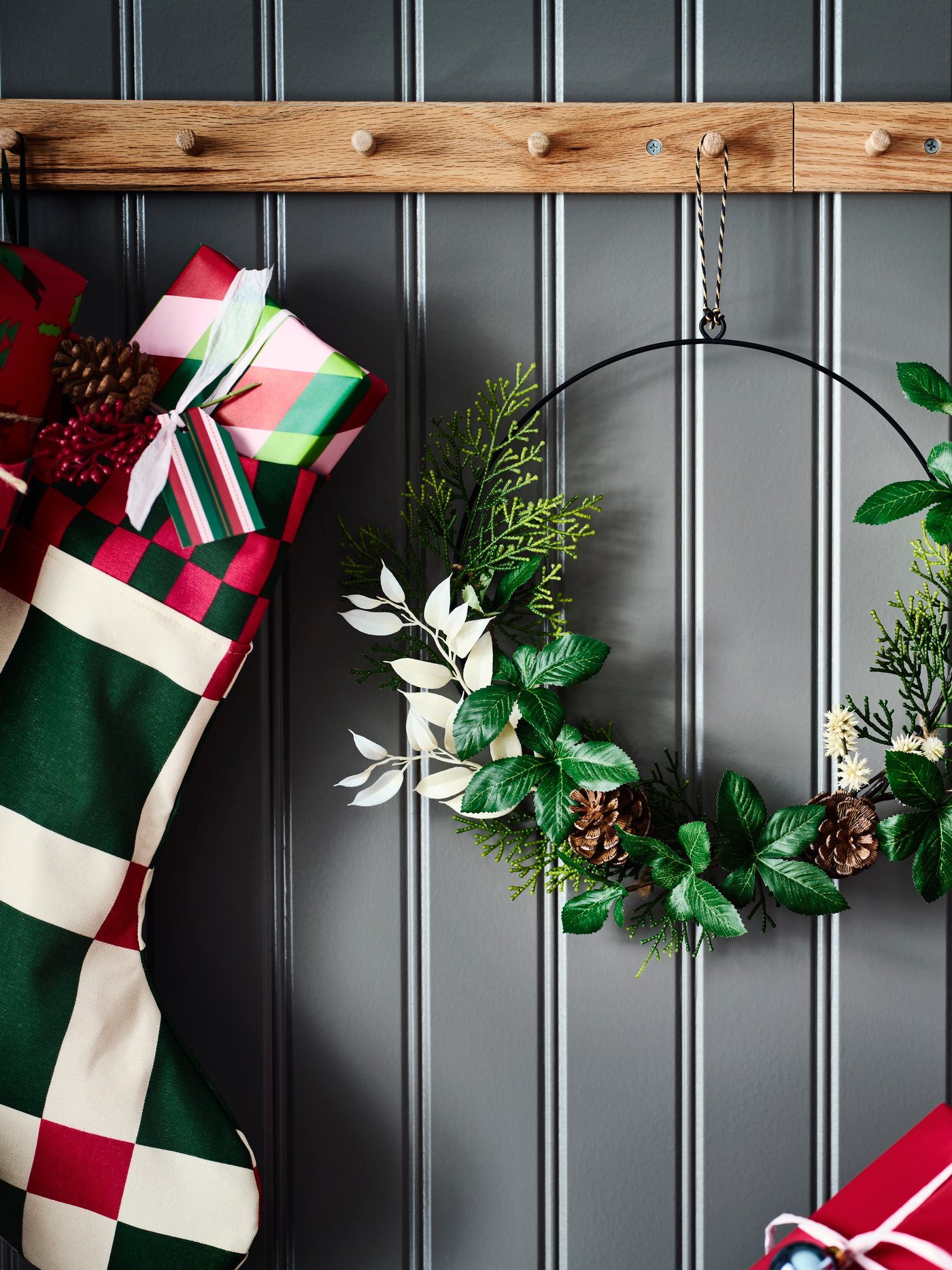 Une demi-couronne artificielle pour l'intérieur/l'extérieur, verte/blanche, de VINTERFINT