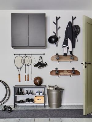 Černá mříž FINTORP v chodbě.