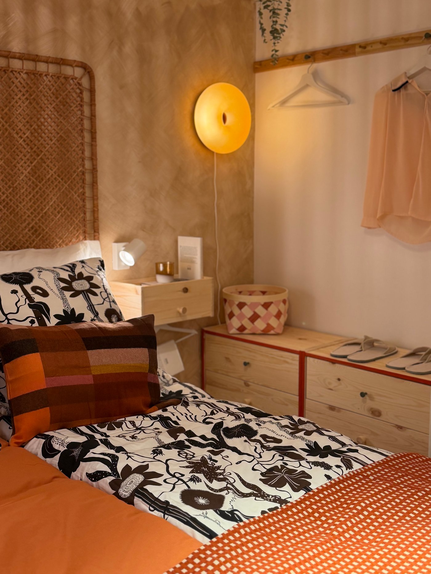 une chambre à coucher harmonieuse, dans les tonalités de terracotta et bois