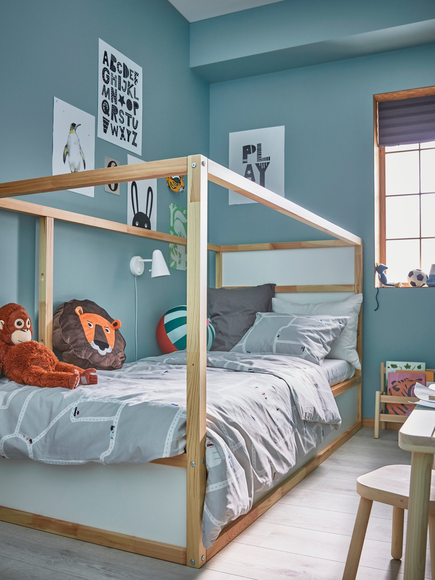 A FLISAT book display in the bedroom