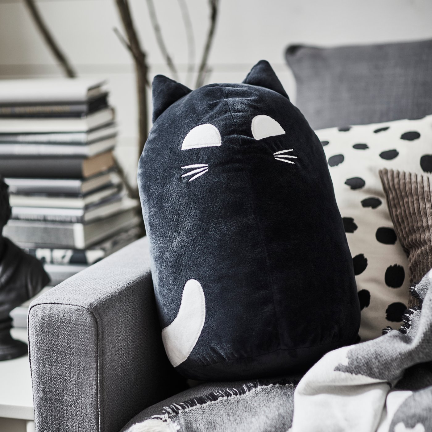 A cat black KUSTFYR soft toy