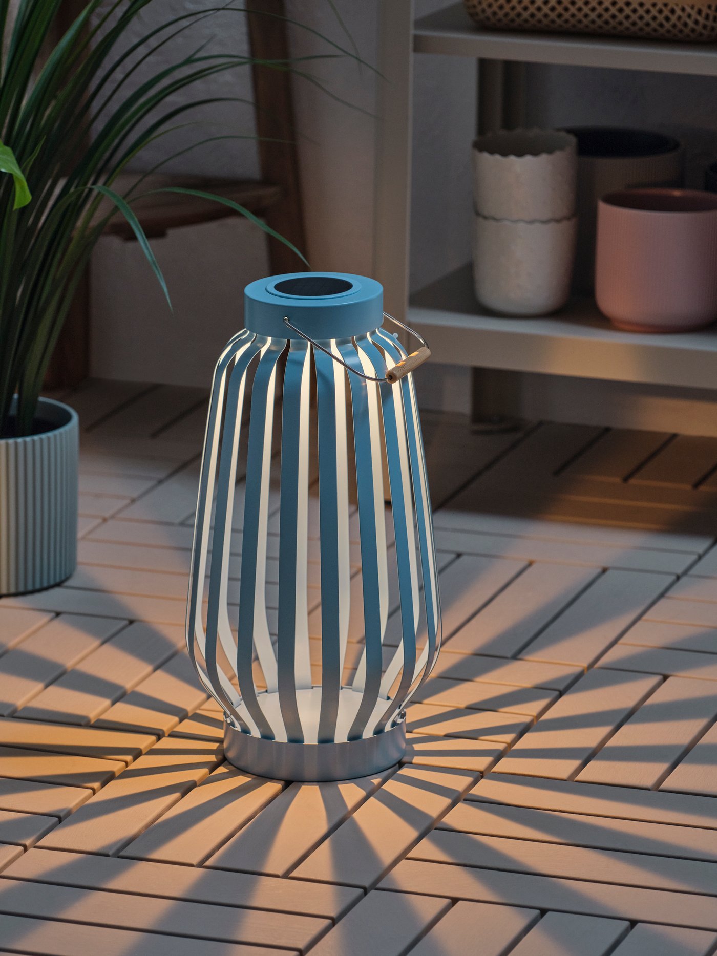 A blue/stripe SOLVINDEN LED solar-powered floor lamp