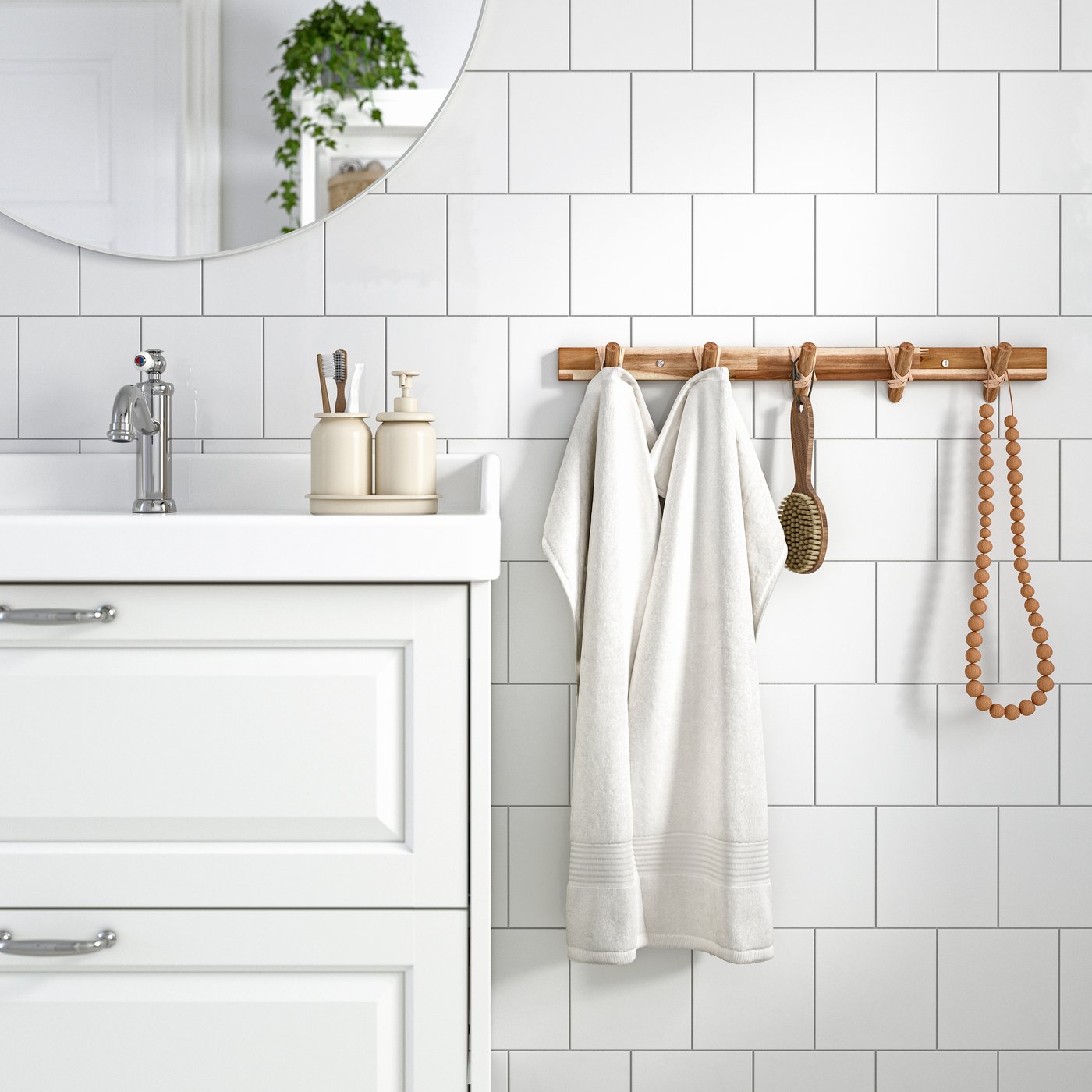 An acacia/rattan STOREDAMM hook rack in the bathroom