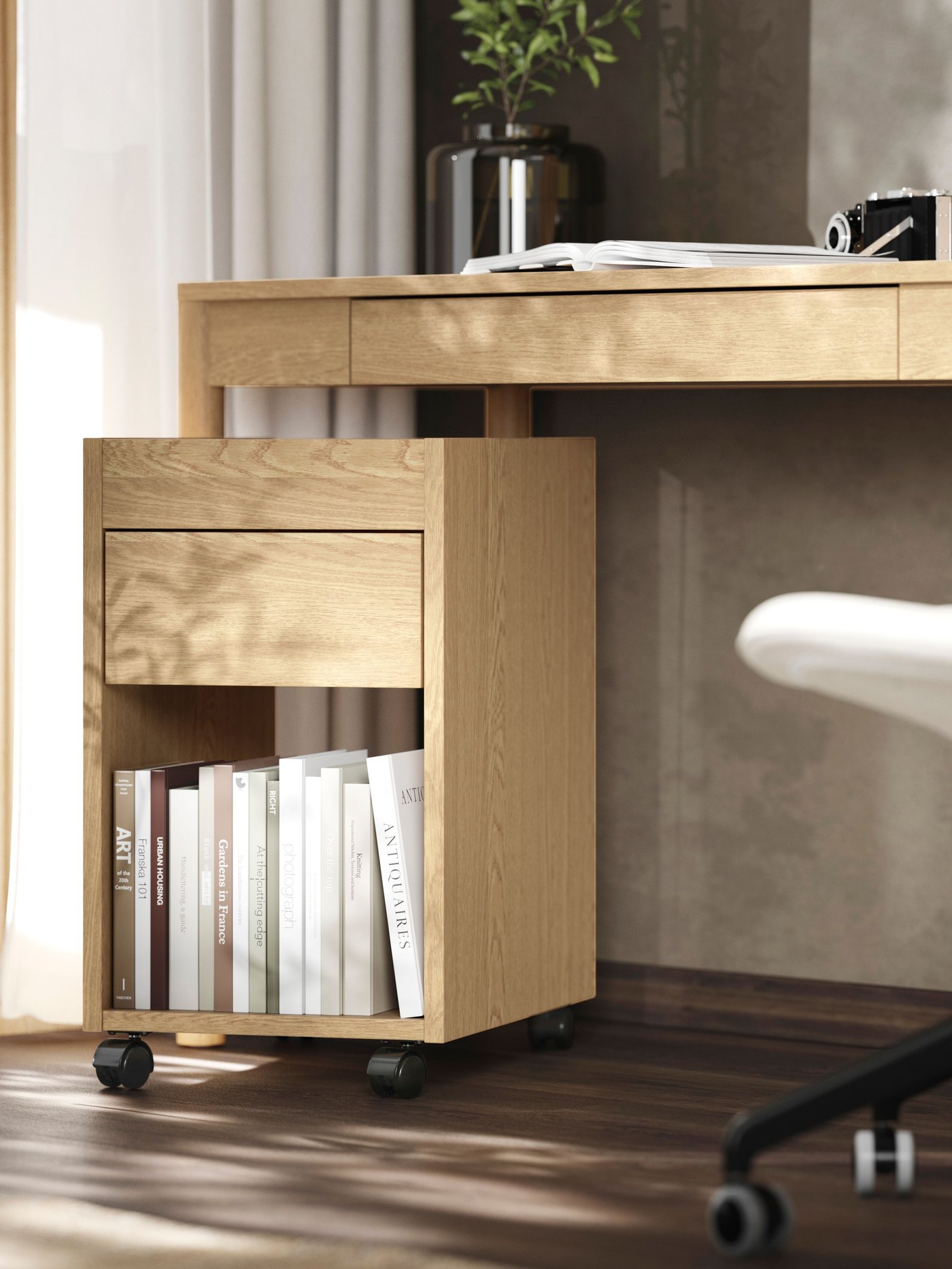 Et TONSTAD skrivebord i egetræsfiner