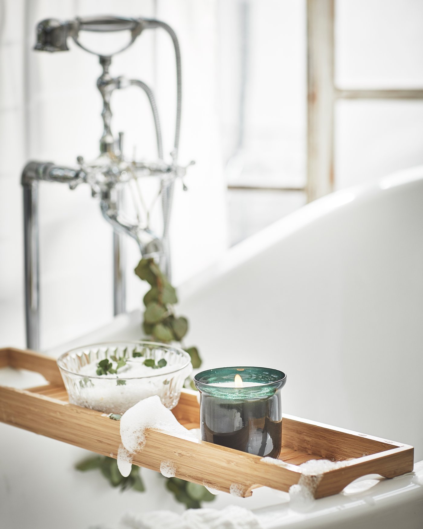 A Crisp mint/dark green AVMÅLA scented candle in glass