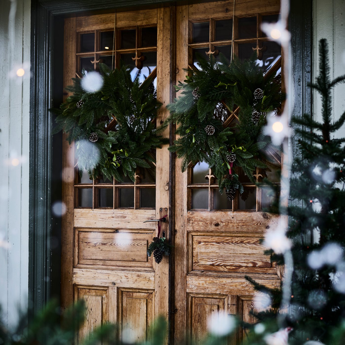 An outdoor star STRÅLA LED lighting curtain with 48 lights outside