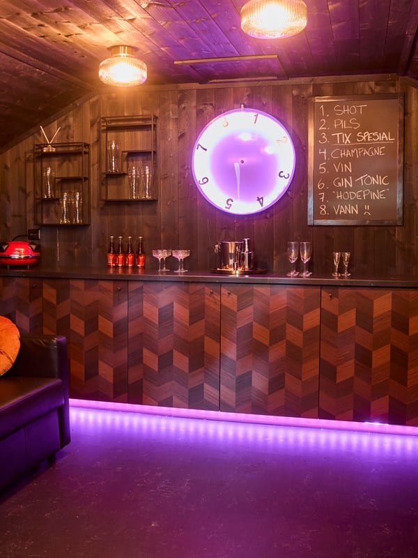 METOD kjøkkenbenk er praktisk for kveldens bartender, men fungerer også godt for alt som skal oppbevares. 