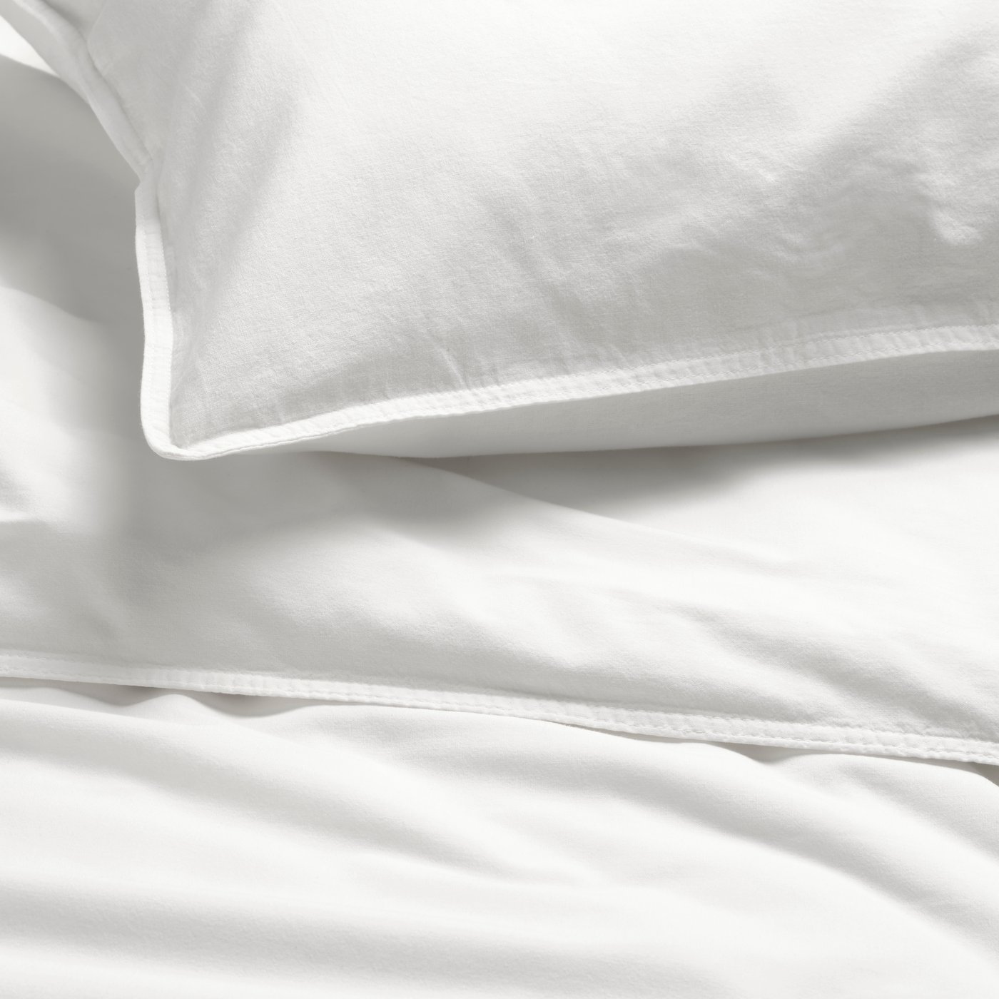 A white ÄNGSLILJA duvet cover and pillowcase in the NA