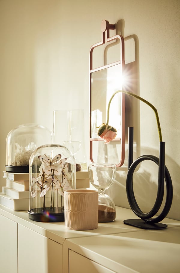 A clear glass/sand EFTERTÄNKA decorative hourglass