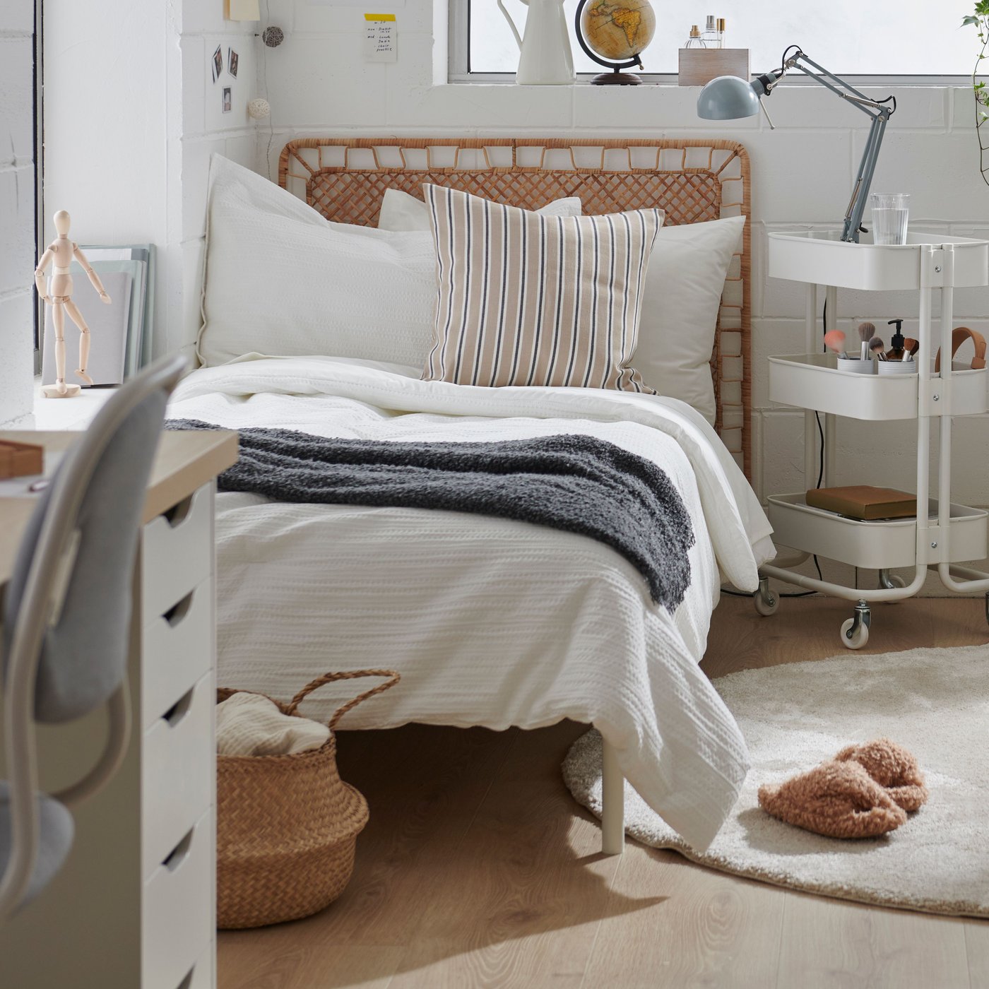 A white LUKTVICKER comforter set