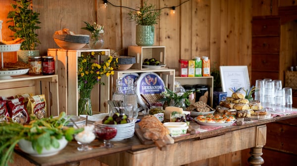 A midsummer buffet with many delicious midsummer dishes.
