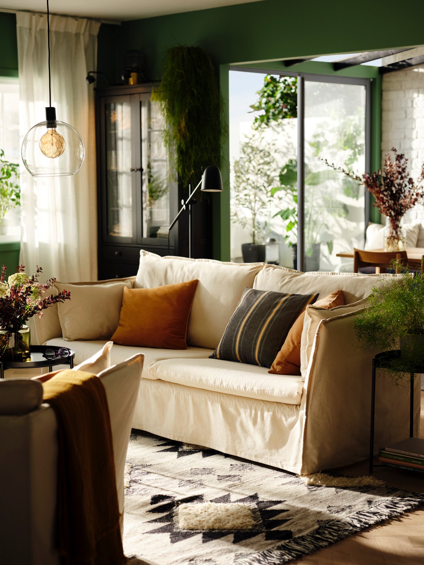 En soffa står i ett rum med öppen planlösning.