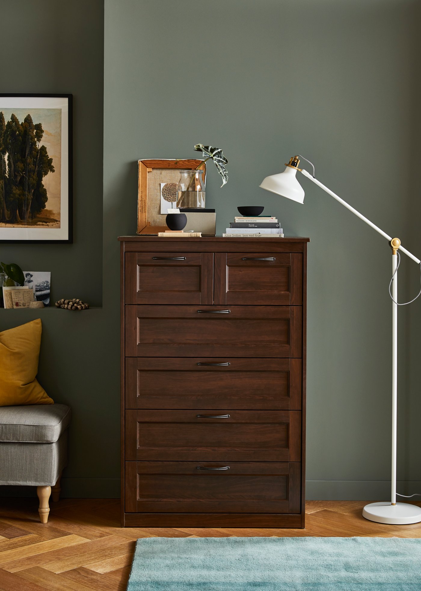 صورة مقربة TONSTAD من قشرة السنديان بنية اللون من 6 أدراج تُظهر مقابض من خشب السنديان الصلب.