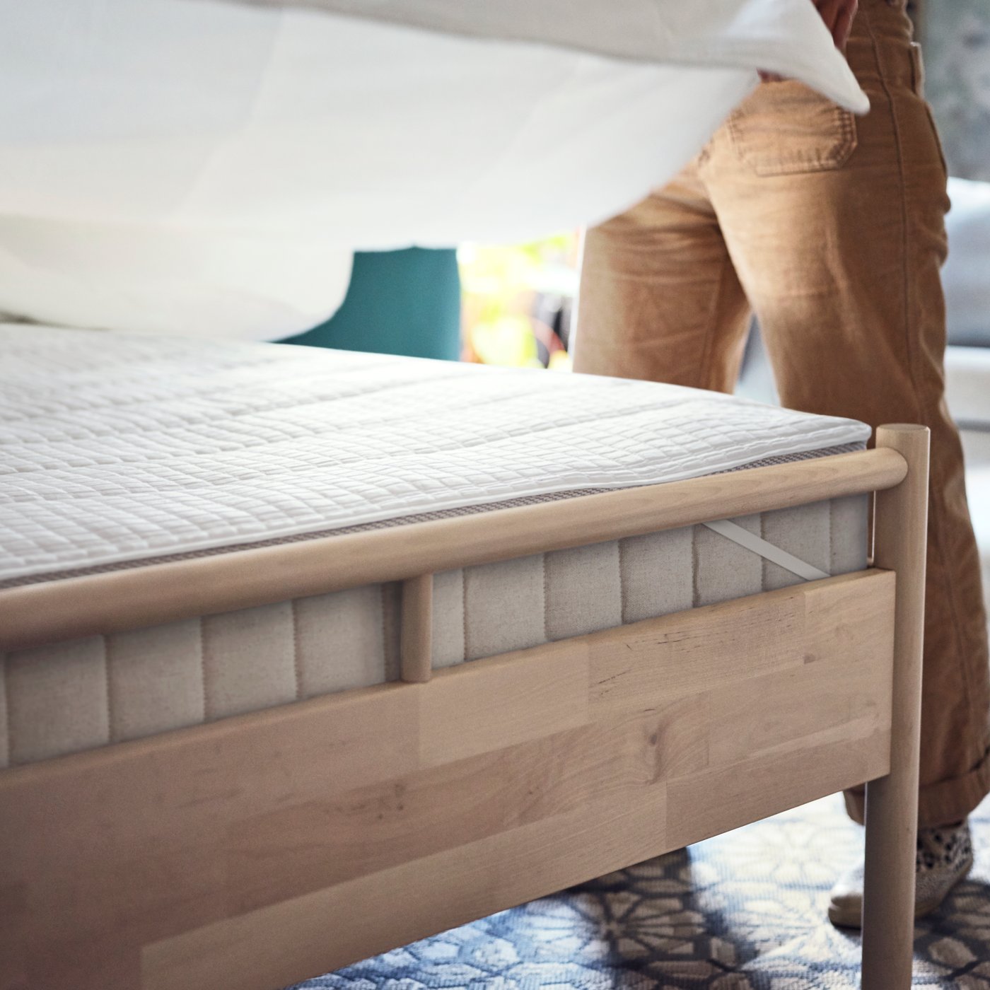 Schlafzimmer mit einem flach gewebten HUNDSLUND Teppich für drinnen/draußen