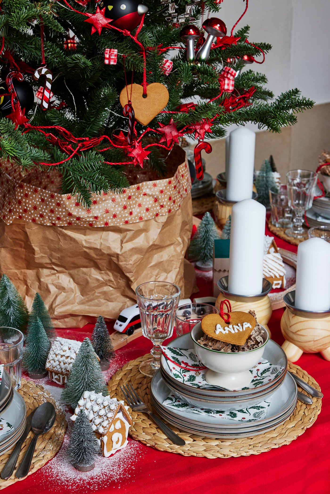 Rustikk julebord med klassiske tredetaljer.