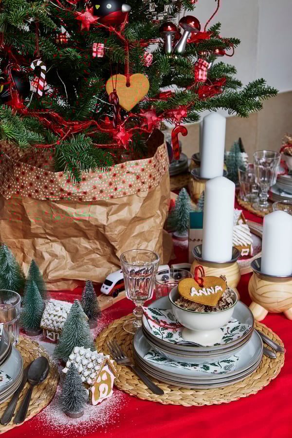Rustikt julebord med klassiske trædetaljer.