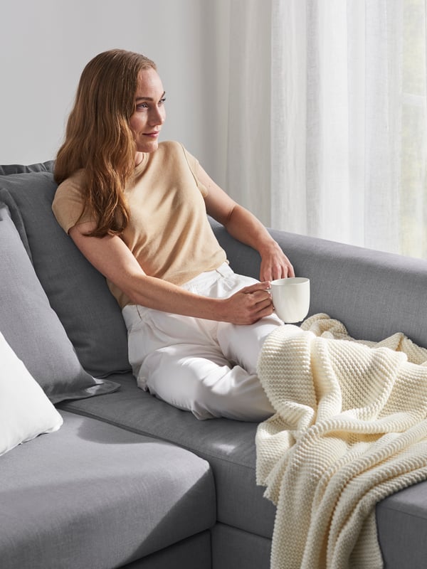 An off-white INGABRITTA throw in the living room