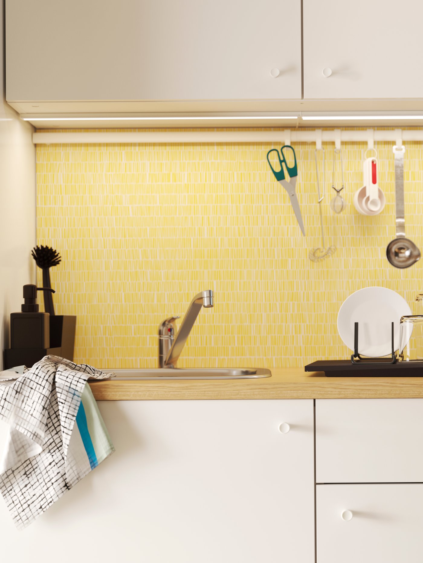 Cocina con pared amarilla, con un armario bajo con puertas y cajones, un estante para utensilios de cocina y un armario de pared con puertas.