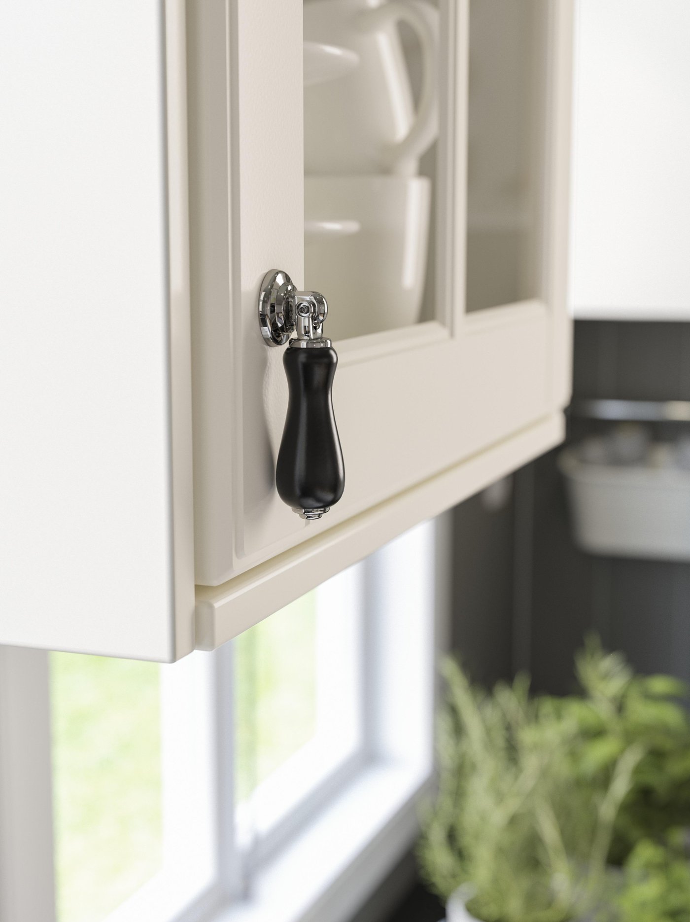 Gambar dekat pemegang jatuh SKÄRHAMN IKEA berwarna hitam yang licin dengan tepi bersadur krom pada pintu dapur berwarna putih.