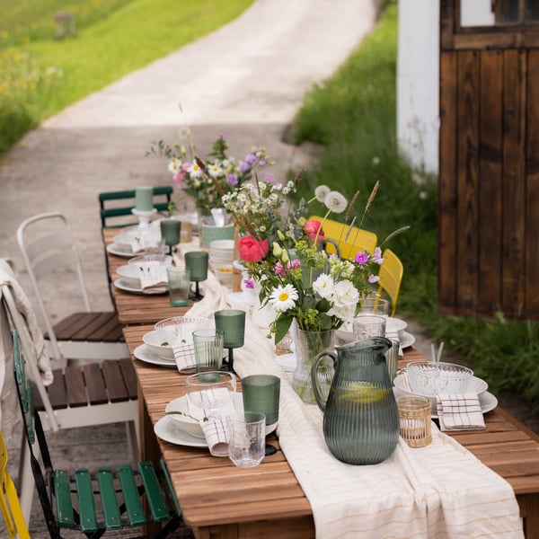 Ein hellbraun gebeizter NÄMMARÖ Tisch, Outdoor