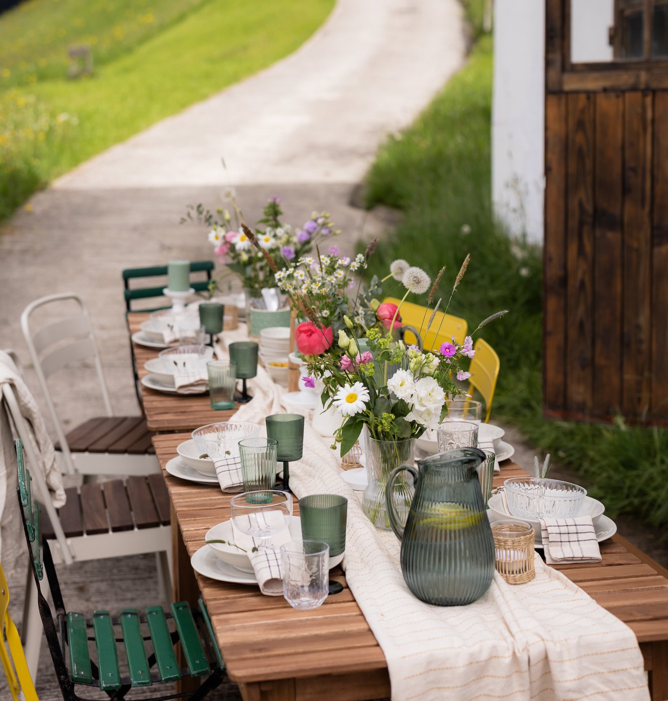 Ein hellbraun gebeizter NÄMMARÖ Tisch, Outdoor