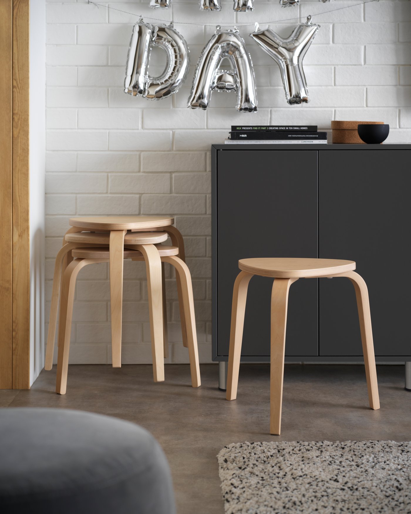 A white VINDUM rug, high pile in the living room